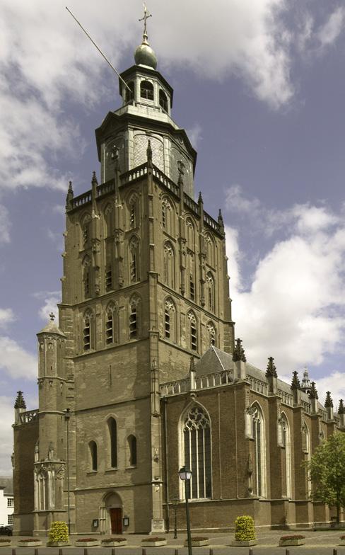 In de veertiende eeuw is de toren verhoogd en in de vijftiende eeuw is een traptoren toegevoegd.