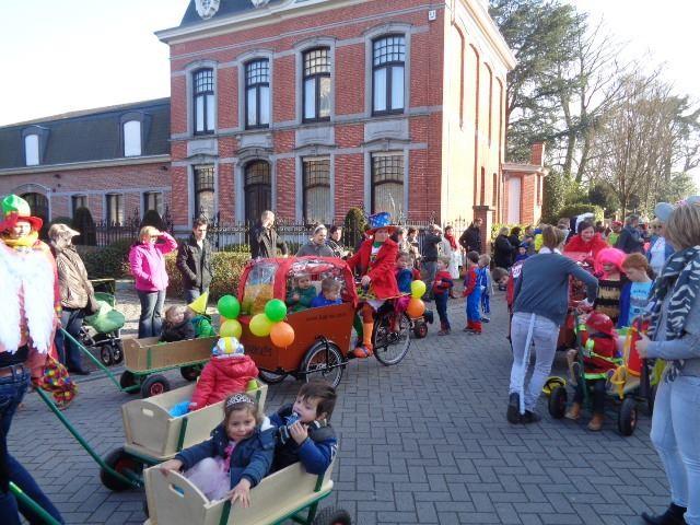 WAT STAAT ER NOG OP HET PROGRAMMA Carnaval in t dorp In februari is het weer zover, dan gaan de kinderen van de scholen in Sint- Lenaarts weer op carnavalsparade door
