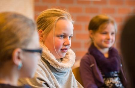 riep hij de gelovigen en de weduwen, en daar stond Tabita levend voor hen. 42 Het werd in heel Joppe bekend en velen kwamen tot geloof in de Heer.