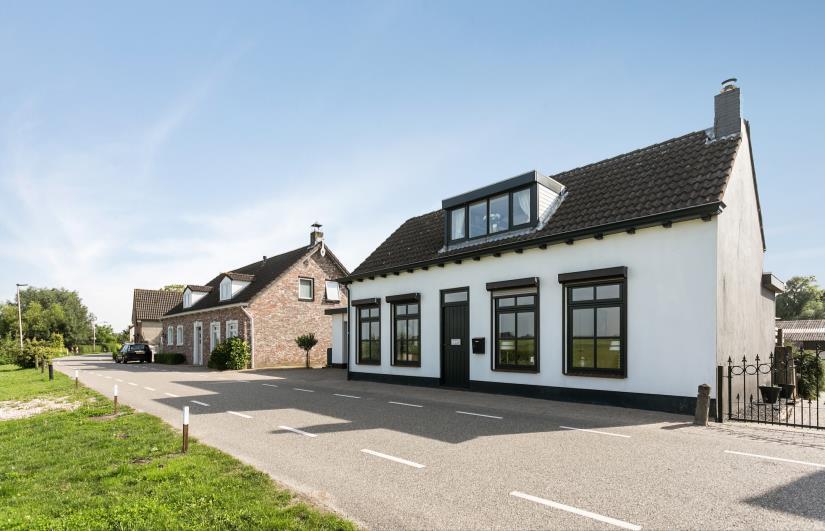 Bouwjaar : ± 1903 Woonoppervlakte : ± 129 m² Inhoud: ± 554 m³ Oud en Nieuw Gastel Sectie : G Nummers : 1150, 1161, 1180 Grootte : 515 m² Landelijk gelegen vrijstaande woning met inpandige garage in