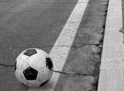 Straatvoetbal Foto: Theodor Kerstens Er zijn plannen om op zaterdag 11 juni op de parkeerplaats bij Juliana een