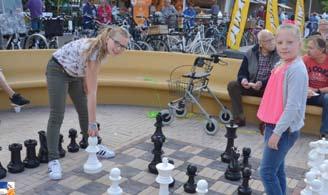 In De Praam is een prachtig schaakbord gemaakt. Schaakstukken zijn af te halen bij De Koeberg! Wie daag jij uit voor een potje schaak?