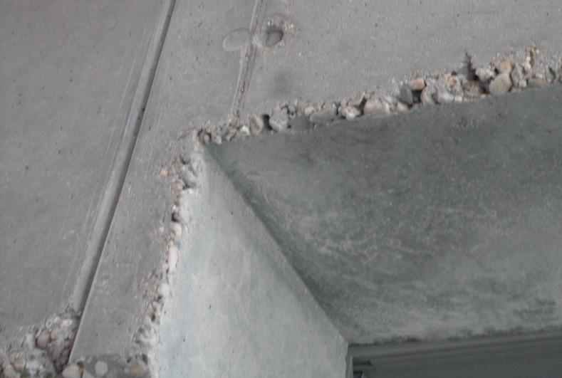 Onvoldoende betondekking: 2.4.2 Vorst-dooi Water zet bij bevriezen ongeveer 9 % uit. Het bevriezen van het water gebeurt van buiten naar binnen.