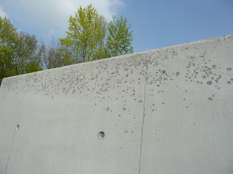 Aan het betonoppervlak treedt een temperatuurdaling op in de grootte-orde van 15 C; de betonhuid wil krimpen maar dit wordt verhinderd door de massa zodat afschilferingen optreden.