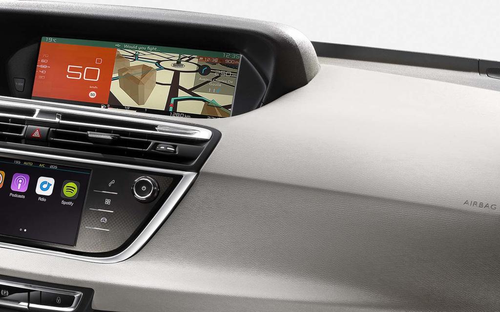 NIEUW ULTRA CONNECTED VOOR EEN NOG INTUÏTIEVER GEBRUIK De kaart van het nieuwe, permanent met internet verbonden 3D-navigatiesysteem, de CITROËN Connect Nav, wordt weergegeven op het 7 inch