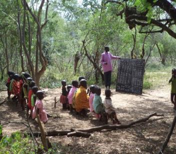 D. Wat het project hoopt te bereiken Het overkoepelende doel van het project is om de 5 geselecteerde Pokot dorpen te helpen om de onderwijsen WASH noden te lenigen, zodat de mensen in Amudat hun