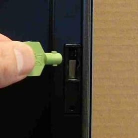 5.5 Plaats de veiligheidssleutel Waarschuwing: De automaat is ingeschakeld met open deur wanneer de