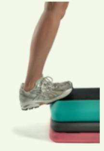 Spring een paar centimeter omhoog waarbij je de voeten naar de buiten Deze oefening kan zittend of staand uitgevoerd worden.