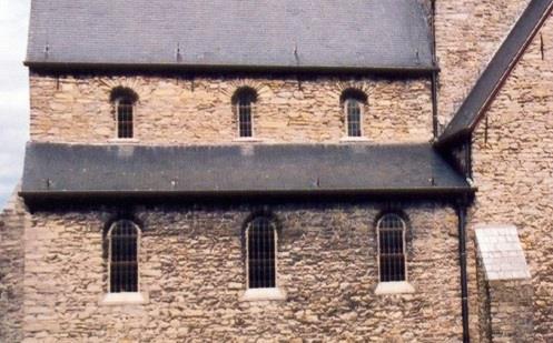 Rondboogvensters in zijbeuken en als bovenlichten een groot venster in oostelijke muur van koor.