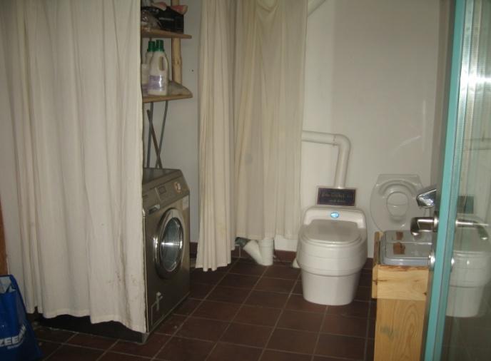 Poppau (D): Composttoilet en gedeelde wasmachine in het ecodorp Sieben Linden.