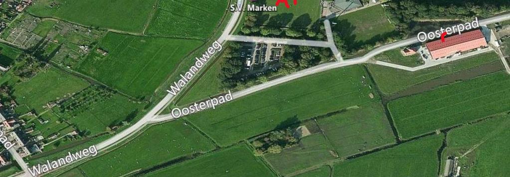 Bij Monnickendam de N247 verlaten en via de Water landsezeedijk (N518) de borden Marken volgen.