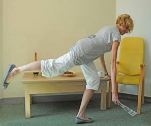 Tiltechniek: U neemt steun aan een stabiel voorwerp (tafel, aanrecht). Eén been gestrekt naar achteren strekken. Andere knie buigen totdat u bij het voorwerp kunt dat u wilt oppakken.