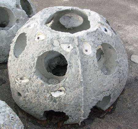 - 28 - Een zogenaamde reef ball voor de plaatsing op de waterbodem. Het gebruik van oude rioolbuizen kan ook worden overwogen.