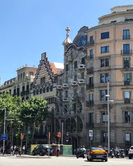 Tijdens de panoramische tour ziet u ook de huizen van Gaudí: Milà en Batlló, het standbeeld van Columbus, het uitkijkpunt van de