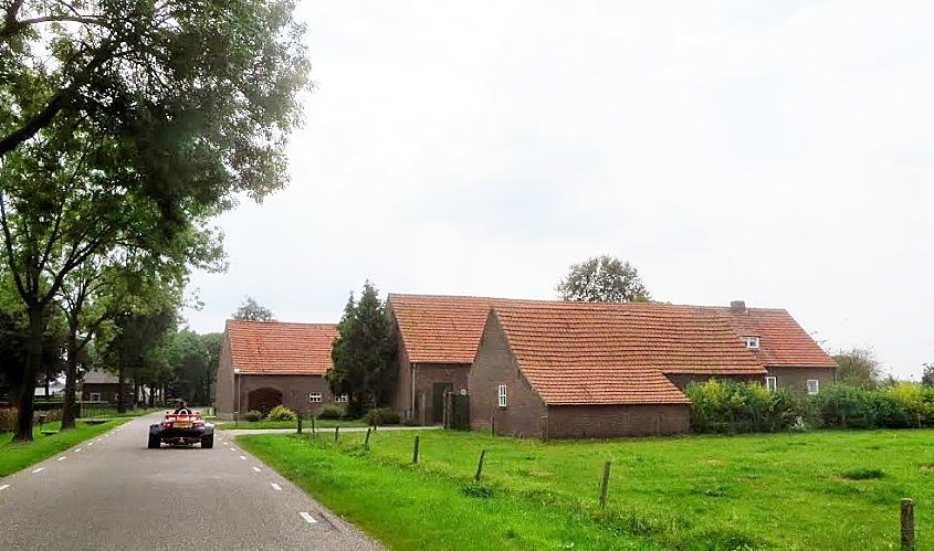 links aanhouden. (De weg rechtsaf heet ook Schepengraaf) Na ong. 1 km.