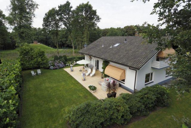 Objectbeschrijving Auf dem höchsten Punkt des Elten Berges gelegen, direkt am Waldrand, liegt diese sehr gepflegte Villa auf einem 1200 m² großen Grundstück, mit traumhaft schönen Garten.