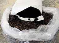 DE TEELTKIT De champignonteeltkit van Inagro bevat: een grote zak compost; een kleine zak dekaarde; een teeltkalender: maxi voor oudere leerlingen; mini voor jongere leerlingen; een handleiding met