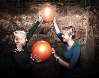 Wie zijn wij? Wij, Claudia Fritz en Sigrid Schilperoort, hebben samen VIVO coaching & trainingen. VIVO biedt je een kans om door contact en beweging jezelf en de ander te leren kennen.