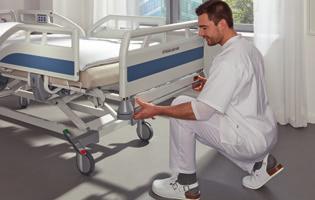 De verpleegkundige kan hierdoor nauwkeurig manoeuvreren zodat het bed en de inrichting van botsingen bespaard blijven (afbeelding 2).