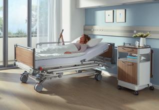 De gedeelde Protega-zijhekbescherming alsook de handgrepen rondom het bed bevorderen de mobiliteit van de patiënt: Hij kan zelfstandig opstaan en zich overal vasthouden (afbeelding 4).