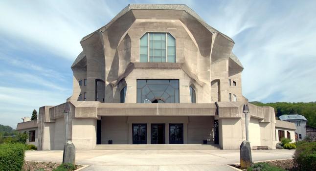 Antroposofische bouwkunst is ook een expressionistische bouwstijl Het Goetheanum