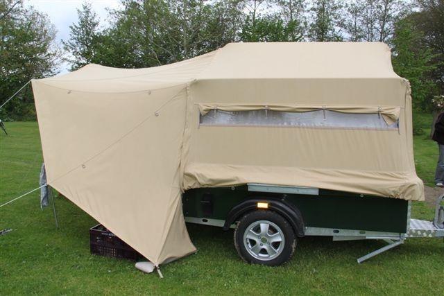 Onderhoud van de tent 1 Berg uw tent na afloop van uw vakantie droog en schoon op. 2 Verwijder vuil met een zachte borstel en eventueel zoet water.