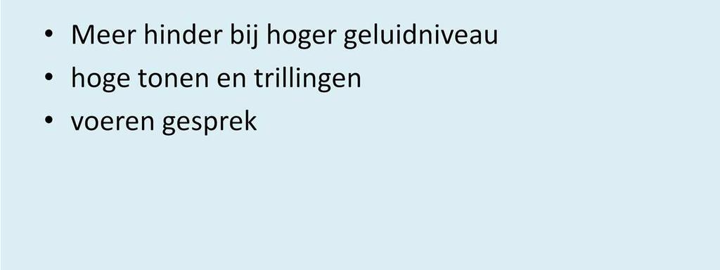 Idem voor railverkeersgeluid. De geluidhinderis gemiddeldhogervoorpersonenmet eenhogergeluidniveauop de gevel.