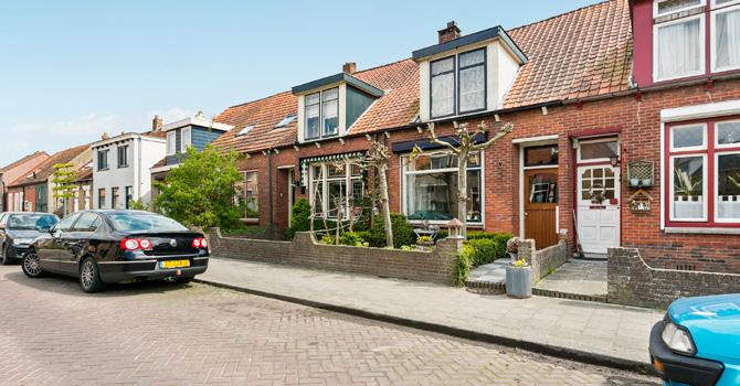 Deze tussenwoning met royale berging en vrij achterom op 132 m² eigen grond is gelegen in de dorpskern en op loopafstand van diverse winkels, jachthaven en strandje. Op de begane grond treft u o.a. een entree, woonkamer voorzien van schouwpartij met houtkachel (hoofdverwarming), halfopen keuken en badkamer voorzien van ligbad en toegang tot de tuin.