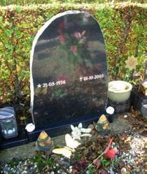 URNENSTENEN URNEN STENEN Na de crematie zal de as van de overledene minimaal vier weken in het crematorium blijven.