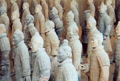 soldaten gaan zien. Over Pingyao terug, een openluchtmuseum van het Oude China. Tenslotte naar enkele graven van keizers, een buitenverblijf, de dierentuin en een dorpje in de bergen.
