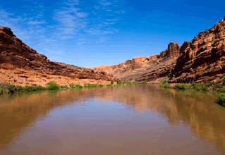 De Southwest Chief van Amtrak en de stoomtrein van de Grand Canyon Railway brengen u naar de Grand Canyon, het startpunt van een ontdekkingsreis over de oeroude rotsplateaus van de Grand Staircase