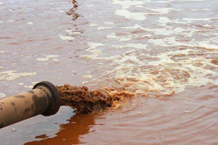 Maar: Bij hevige regen kunnen de overstorten van gemengde riolen overlopen vervuild afvalwater stroomt via overstorten in