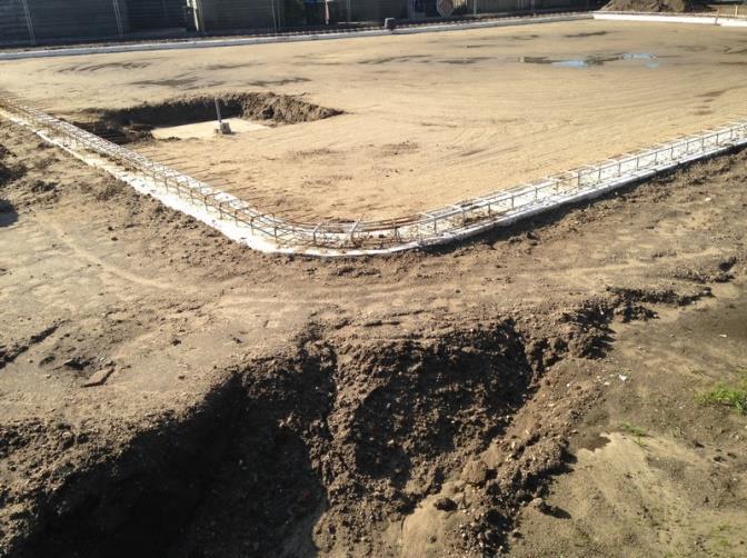 Week 6: Het beton hardt uit en begin van installatiewerkzaamheden De grond rondom de fundering en de