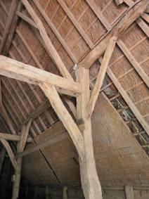 mogelijkheid wordt wel genoemd dat de oorspronkelijke dakbedekking van stro in de loop der tijd vervangen werd door pannen, waarbij men de kopse delen van het dak bij gebrek aan dakpannen die de