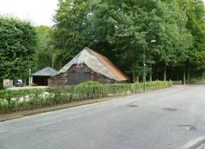 terughoudend worden omgegaan met wijzigingen aan de schaapskooi zelf. Voor daglichttoetreding bieden de bestaande openingen, namelijk de dubbele deuren en de hooiluiken, voldoende ruimte.