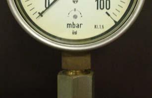 waardoor een nauwkeurigere aflezing mogelijk is 0 A' 0 A Figuur I/3 - micromanometer c) Bourdon-manometer Om grotere drukken drukken groter dan 100 mbar te meten, wordt de metalen Bourdonmanometer