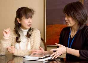 Jaarverslag 2010 UCB 21 Atsumi bespreekt het UCB patiëntenprogramma als eerste Epilepsy Advocate in Japan. Net als andere Japanse vrouwen leest Atsumi boeken omdat het haar geest tot rust brengt.