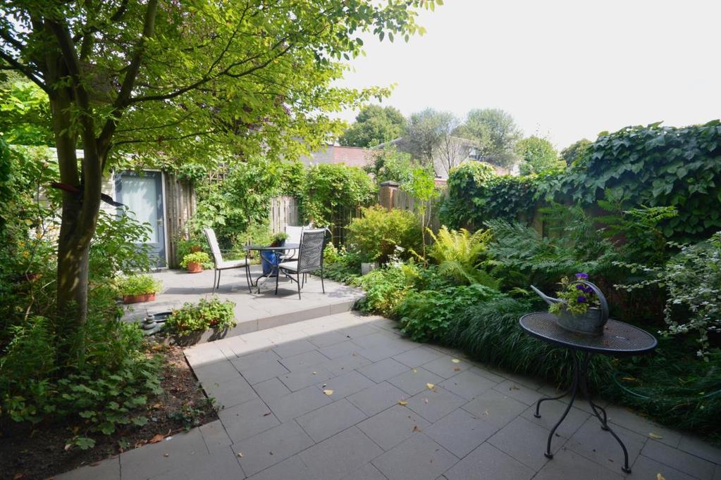De tuin is professioneel aangelegd en heeft naast een terras ook veel