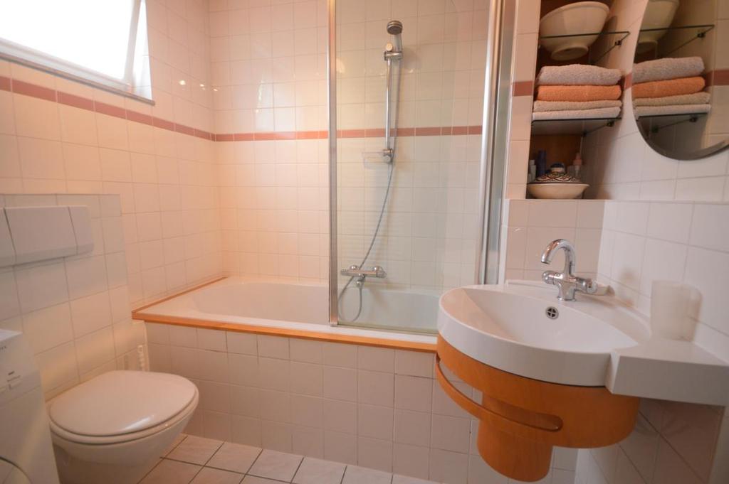 Badkamer voorzien van een ligbad met