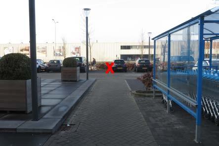 ijlage 4: Routes vanaf de fietsparkeerplaatsen gebouw De Zeeland () x y De fietsroute vanuit naar kan verbeterd worden door een doorsteek x te realiseren rechtstreeks naar het dubbele