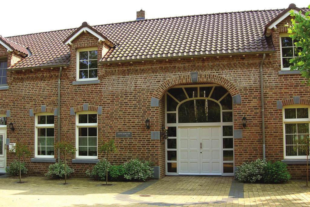 Omschrijving: Omringd door weelderige natuur in het Zuid-Limburgse buitengebied wordt te koop aangeboden deze bijzondere woonboerderij Hoeve Kemptien met bijgebouw ( 225 m2.