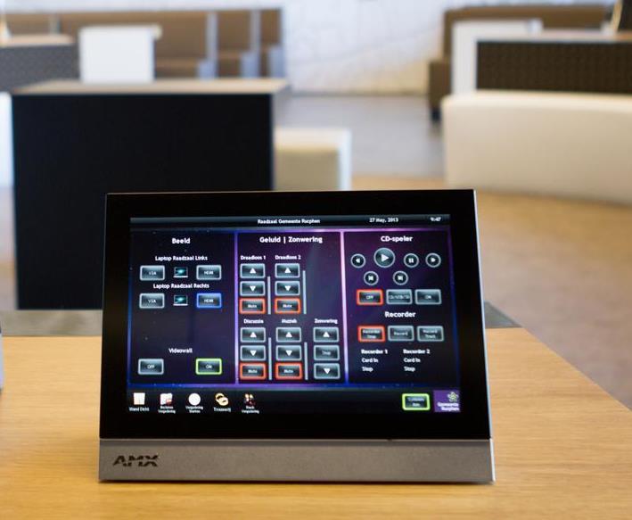 AMX-BEDIENINGSYSTEEM AMX-BEDIENINGSYSTEEM De te selecteren apparatuur is bedienbaar door middel van twee centraal gesitueerde bedieningspanelen (touchscreen).