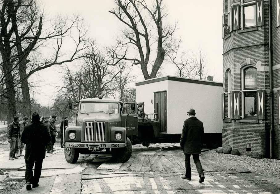 Plaatsing archiefbewaarplaats in tuin van gemeentehuis Winsum, 1973 Foto M.A.