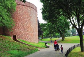 47 KRONENBURGER- OF KRUITTOREN Parkweg 99 zo 11-17 uur Deze toren werd rond 1425 gebouwd als onderdeel van de verdedigingswerken rond de stad.