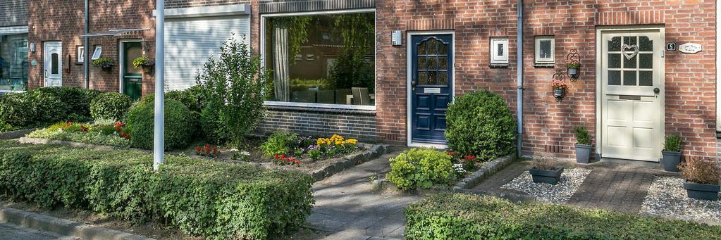 De woning betreedt u via de entree; hal met meterkast, trapkast en toiletruimte; uitgebouwde living; afzonderlijke eetkeuken; achtertuin met toegang tot ruime garage/berging (6.00 m. x 5.50 m.