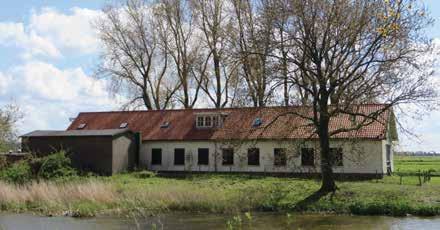 Locatie dienstgebouw Om het open gebied zo minimaal mogelijk aan te tasten, heeft het plaatsen van het dienstgebouw aan de A9-zijde, aan de voorzijde van het opstelterrein, het meest positieve effect