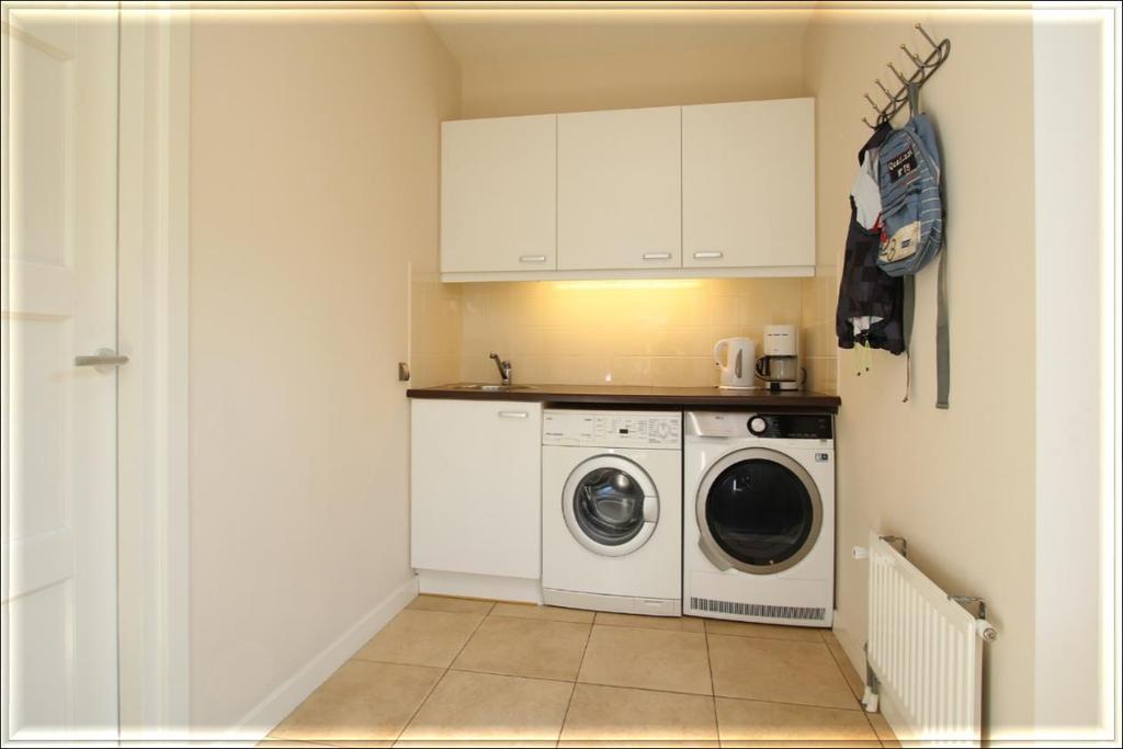 BIJKEUKEN In de bijkeuken zijn de witgoedaansluitingen voor zowel een wasmachine als een droger aanwezig en