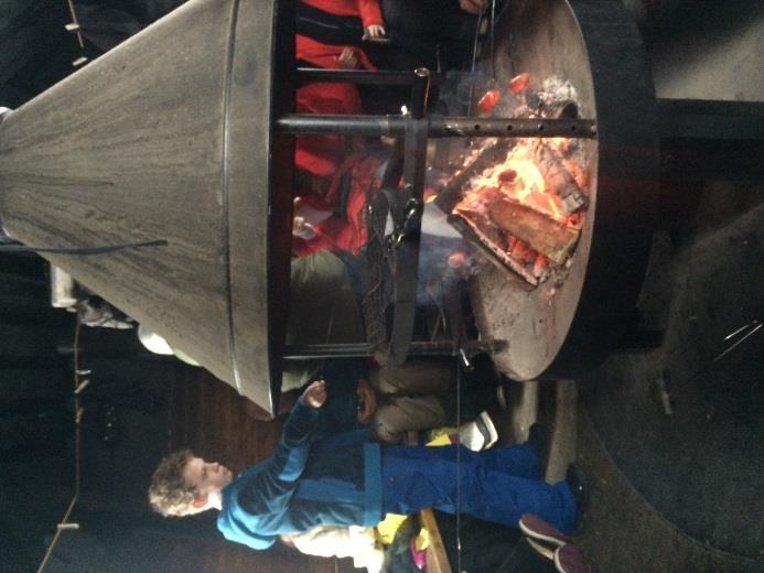 Een picnic lunch is voorzien rond het haardvuur in een typische hut. Bezoek aan het Pallas nature center.