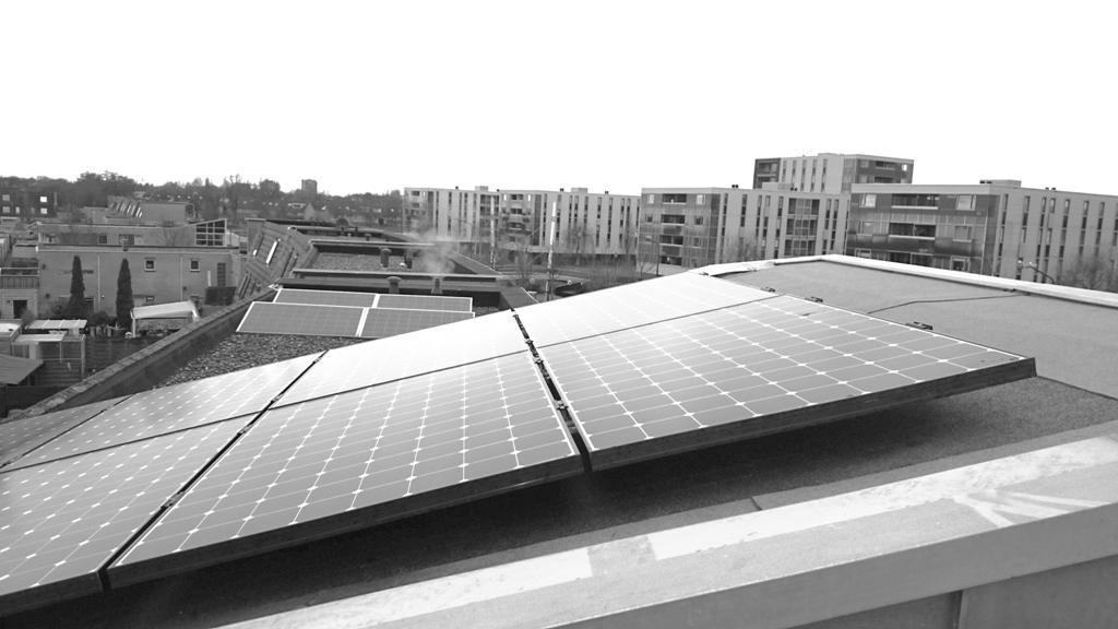 Zonnepanelen monteren Vorige maand hebben monteurs van 'De Zonnefabriek' acht zonnepanelen op mijn dag gemonteerd.