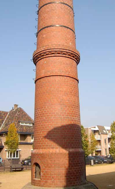 130 Bestaande schoorstenen van Sjang Geelen in beeld Louis en Bert van der Steen geleide bedrijf aan de Pastoor Gillisstraat, werd overgegaan op stoomkracht en werd in de voortuin van het gebouw de